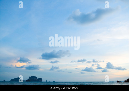 Coucher de soleil sur la mer Andaman Koh Poda island vu de Tonsai Thaïlande du sud Banque D'Images