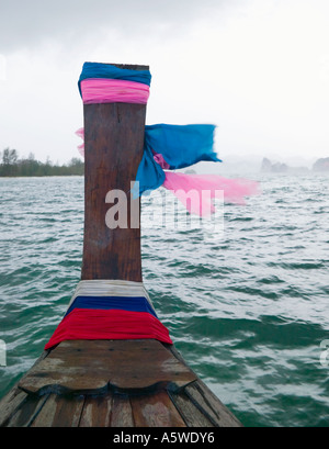 Proue d'un bateau longue queue en direction de la terre sur un jour venteux des pluies dans le sud de la Thaïlande au cours de la saison de mousson Banque D'Images