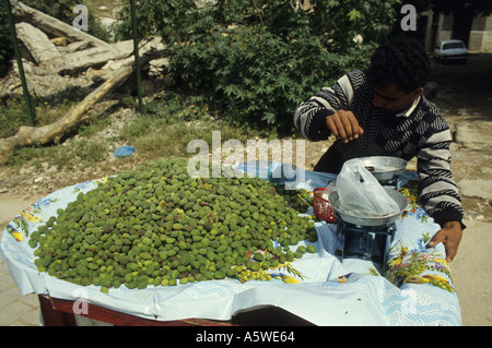 Liban Beyrouth en avril 1994 Après la guerre civile, un vendeur de rue servant aux amandes Banque D'Images