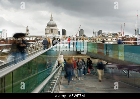 Millennium Bridge et de la Cathédrale St Paul, Londres, Angleterre Banque D'Images