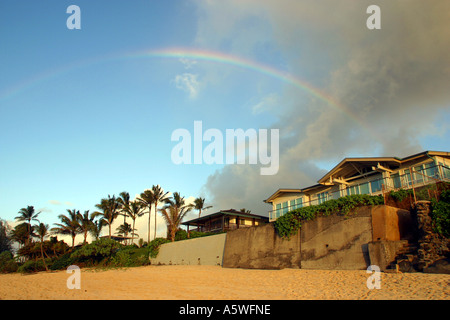 Beach house avec rainbow Sunset Beach North Shore Oahu Hawaii USA Banque D'Images