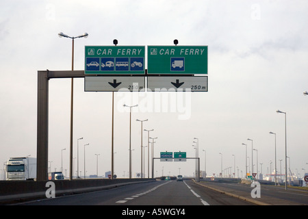 La signalisation routière près de Calais ferry port France Nord Pas-de-Calais Banque D'Images