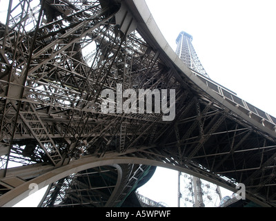 La Tour Eiffel à partir d'un angle abstrait Paris France Banque D'Images