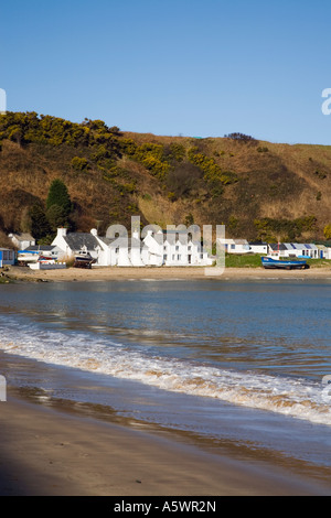 Le long de la plage avec vue sur la mer bleu calme blanc de cottages à Nefyn Penrhyn petit port de pêche dans la baie de Nefyn Porth sur la péninsule de Lleyn Banque D'Images