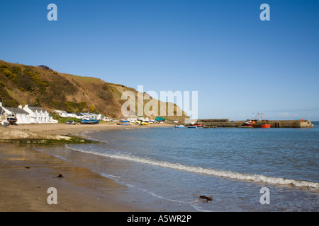 Le long de la plage avec vue sur la mer bleu calme blanc de cottages à Nefyn Penrhyn petit port de pêche dans la baie de Nefyn Porth sur la péninsule de Lleyn Banque D'Images