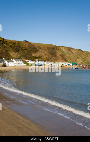 Le long de la plage avec vue sur la mer bleu calme blanc de cottages à Nefyn Penrhyn petit port de pêche dans la baie de Nefyn Porth sur la péninsule de Lleyn Banque D'Images