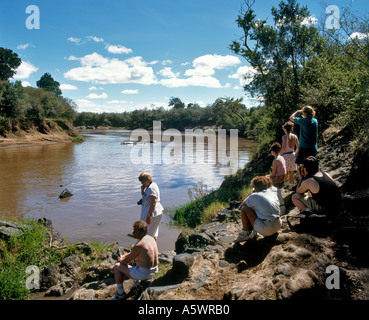 Les touristes à regarder les hippopotames dans la rivière Mara, la Réserve Naturelle de Masai Mara, Narok, Kenya, Afrique de l'Est Banque D'Images