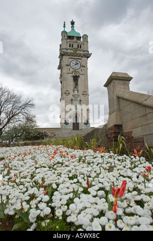 Whitehead Memorial Clock tour avec jardins en fleur, forground fleurs blanches à bury lancashire royaume-uni Banque D'Images