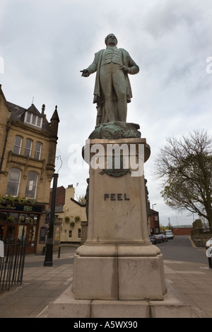 Sir Robert Peel Statue sur la place du marché, enterrez le centre-ville avec ciel couvert dans le lancashire royaume-uni Banque D'Images