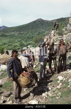 Célébrer un mariage dans un village dans le Garhwal Himalaya, Inde Banque D'Images