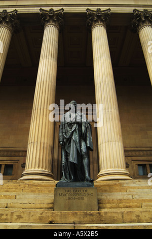 La statue de Benjamin Disraeli, comte de Beaconsfield, se dresse en face de St Georges Hall, un bâtiment néoclassique sur Stre Lime Banque D'Images