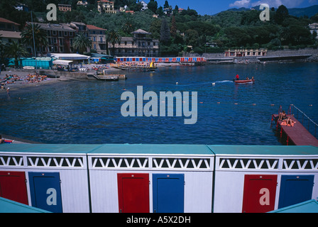 Vestiaires en bord coloré sur la Riviera Italienne nr Santa Margherita Ligure Italie Banque D'Images