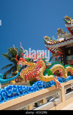 Récemment peint sculpté sculpté en bois doré chinois peint mythologique naga serpent asiatique à tête de dragon art au Temple chinois Phuket sud de la Thaïlande Banque D'Images