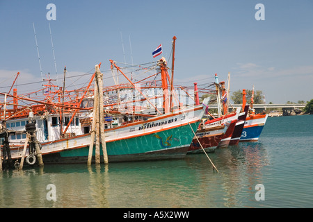 Différents types de bateaux, bateaux de pêche thaïlandais de l'industrie, à La Tha Chin Canal, Koh Sire, Pattaya, Thaïlande Banque D'Images