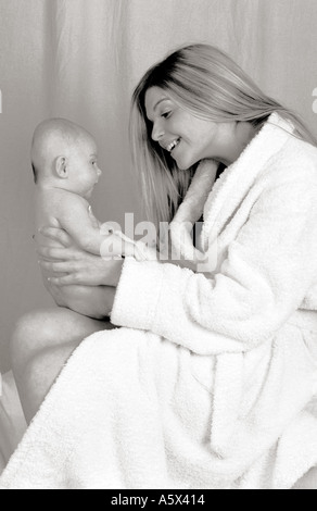 Portrait monochrome d'une mère et son bébé