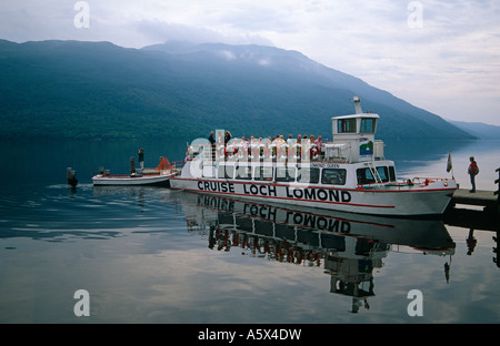 Bateau de croisière sur le Loch Lomond et le Ben Lomond, Tarbet, les Highlands, Ecosse, Royaume-Uni Banque D'Images