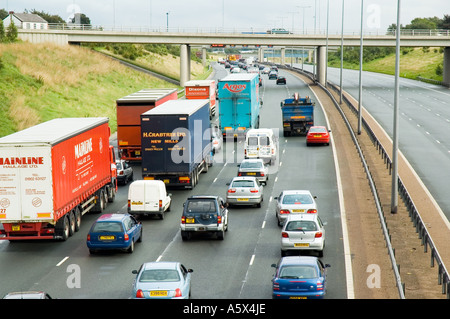 Attente de trafic sur l'autoroute M60, près de Ashton sous Lyne, Greater Manchester, UK Banque D'Images