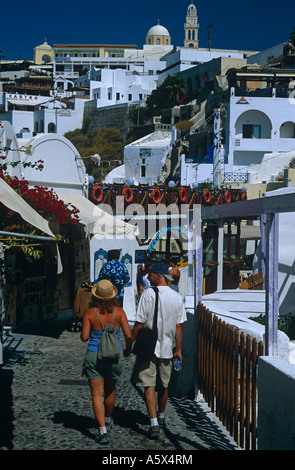 Les touristes à marcher le long Street, Fira (thira), Santorin, les Cyclades, îles grecques, Grèce Banque D'Images