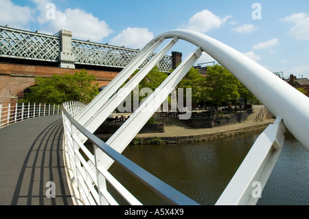 Pont des Marchands, la Place de Catalogne, le Castlefield, Manchester, Royaume-Uni. Le Castlefield bassin est le premier parc du patrimoine urbain Banque D'Images