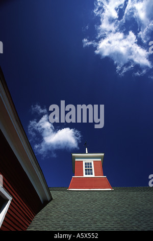 Ciel bleu sur une vieille grange près de Boston aux Etats-Unis Banque D'Images