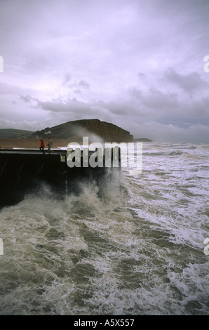 Storm de West Bay, vieux port bouche sur la côte du comté de Dorset, Angleterre, Royaume-Uni Banque D'Images