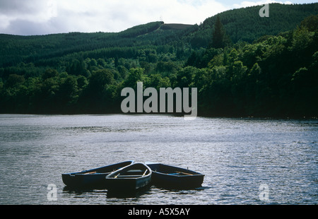 Trois Barques amarrés sur le Loch Faskally, Pitlochry, Perthshire, Écosse, Royaume-Uni Banque D'Images