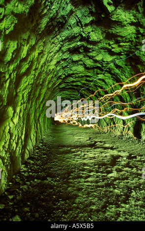 Canyon du Verdon Tunnel éclairé par des torches en Provence sud france Banque D'Images