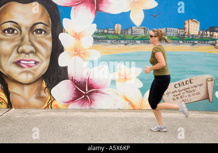 Jogger sur Bondi Beach - Sydney, New South Wales, Australia Banque D'Images