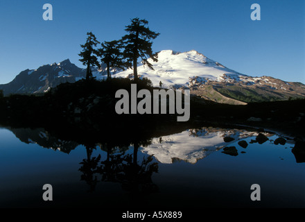 USA WASHINGTON MOUNT BAKER Femme et reflète la montagne en été étang des cascades d'AOÛT Banque D'Images