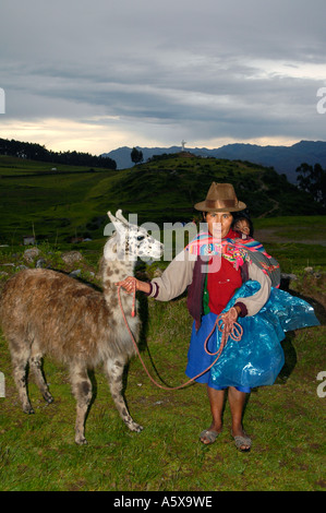 Llama et autochtones Quechua femme portant son enfant, Cusco, Pérou, Amérique du Sud Banque D'Images