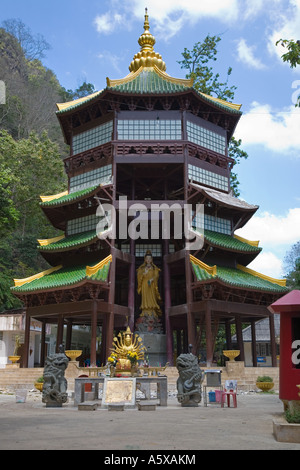 Temple chinois au Wat Thumsua la province de Krabi en Thaïlande Banque D'Images