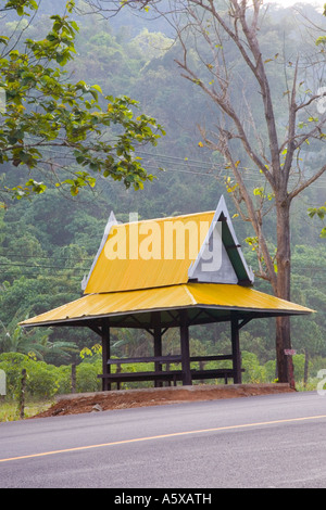 Affaires Open Air de la tôle ondulée, la mousson humide, plein air Abri de pique-nique dans la province de Krabi en Thaïlande, Asie.