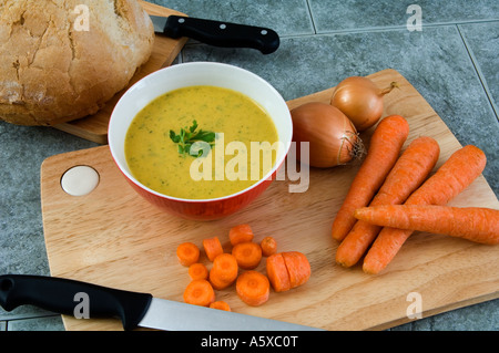 Home-made et carotte soupe de coriandre avec ses principaux ingrédients Banque D'Images