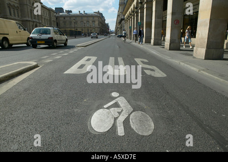 Bus et piste cyclable rue de Rivoli paris France Août 2004 Banque D'Images