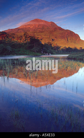 Sgurr Dubh reflétée dans le Loch clair à l'aube, Wester Ross, Scotland Banque D'Images
