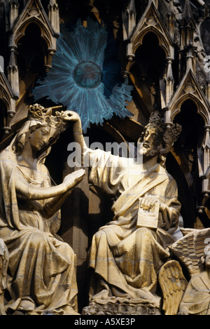 La Cathédrale de Reims Reims France Couronnement de la Vierge porte Détail Banque D'Images