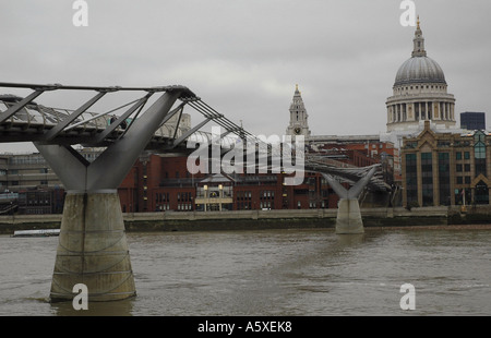 Objectifs du Millénaire pour pied pont sur la Tamise menant à la Cathédrale St Paul, London, UK Banque D'Images