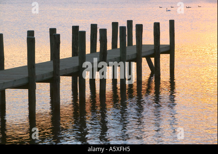 Une jetée sur le lac Windermere au coucher du soleil, Ambleside, Lake District, Cumbria, Royaume-Uni Banque D'Images
