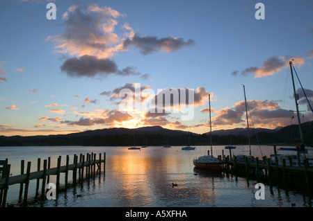 Coucher de soleil sur le lac Windermere de Waterhead, Ambleside, Lake District, Cumbria, Royaume-Uni Banque D'Images