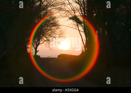 Halo autour du soleil couchant sur une voie près de troutbeck, Lake District, Cumbria, Royaume-Uni Banque D'Images