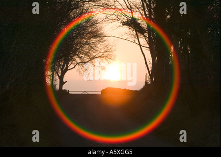 Halo autour du soleil couchant sur une voie près de troutbeck, Lake District, Cumbria, Royaume-Uni Banque D'Images