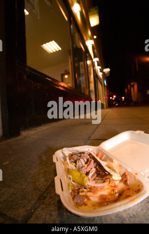 A moitié mangé kebab jeté sur le trottoir devant un marchand de kebab dans le centre-ville de Lancaster, Lancashire, UK Banque D'Images