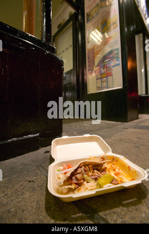 A moitié mangé kebab jeté sur le trottoir devant un marchand de kebab dans le centre-ville de Lancaster, Lancashire, UK Banque D'Images