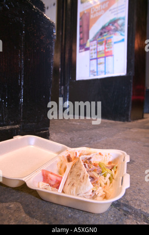 A moitié mangé kebab jeté sur le trottoir devant un marchand de kebab dans le centre-ville de Lancaster, Lancashire, UK Banque D'Images