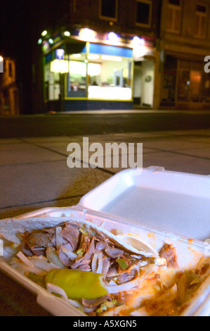 A moitié mangé kebab jeté sur le trottoir devant un marchand de kebab dans le centre-ville de Lancaster, Lancashire, UK Banque D'Images