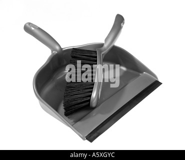 Pelle et brosse sur un fond blanc Banque D'Images
