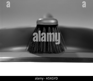 Pelle et brosse sur un fond blanc Banque D'Images