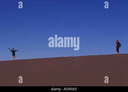 Atacama Desert Chile Tourist au sommet de la crête une immense dune de sable prendre des photos Vallée de la Lune 2000 2000s HOMER SYKES Banque D'Images