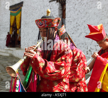 À jouer de la musique à Paro Tsechu au Bhoutan la terre du dragon tonnerre Banque D'Images