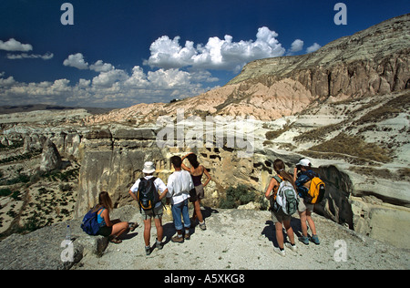 Pause pour six randonneurs dans la région de Cavusin (Turquie). Pause pour six randonneurs aux environs de Cavusin (Turquie). Banque D'Images